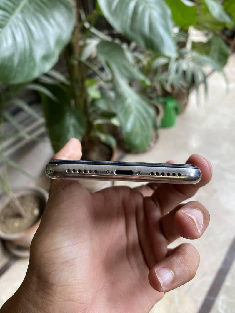 Apple iPhone X 4