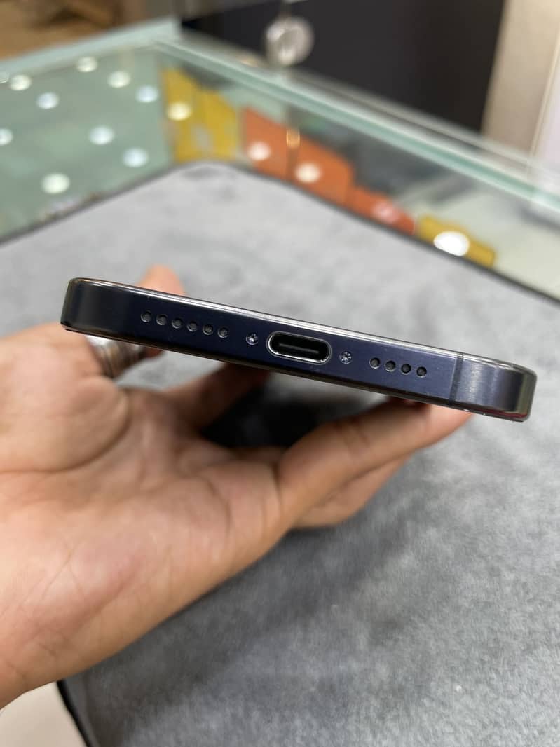 Apple iPhone 15 Pro Max 4
