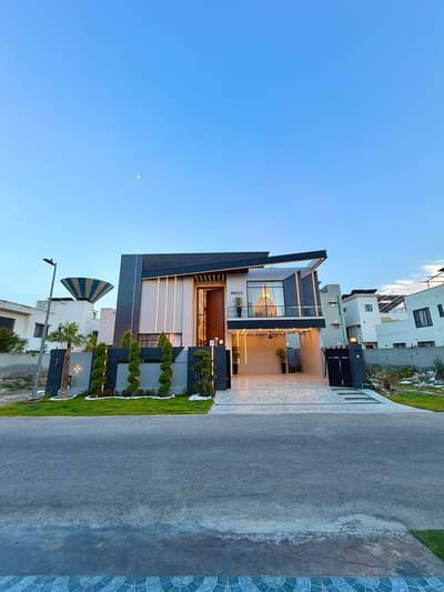 Prime Location 20 Marla House For Grabs In Multan Public School Road