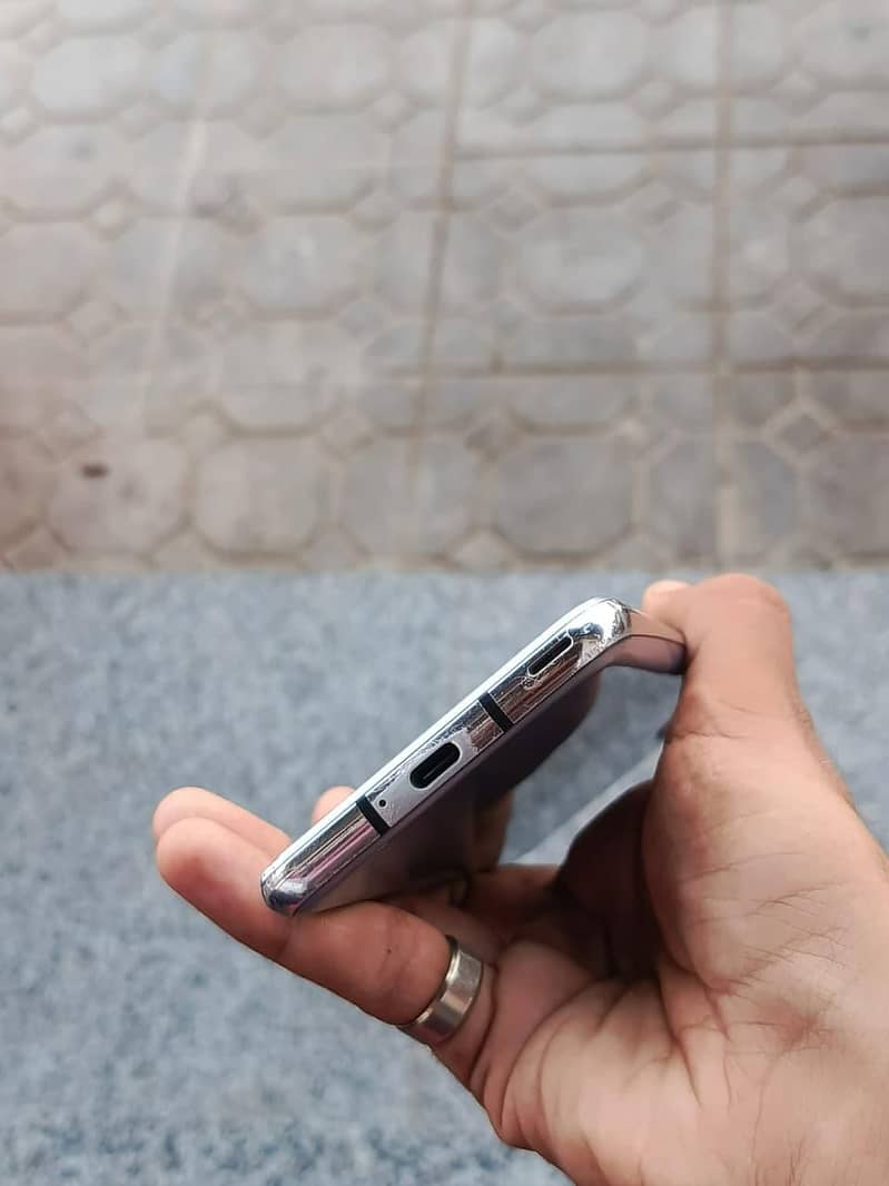 Sharp Aquos R2 6