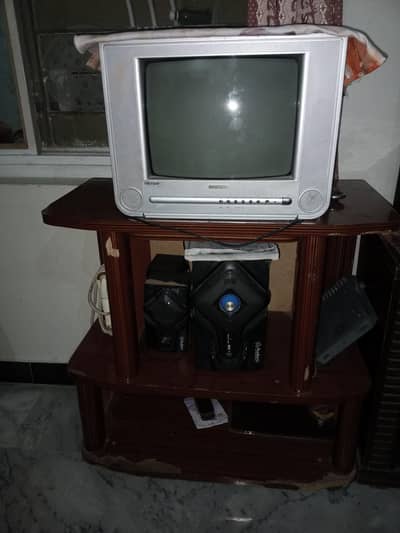 32 inches tv brand Nobel hy sth aik wooden ki troli hy 8 /10 condition