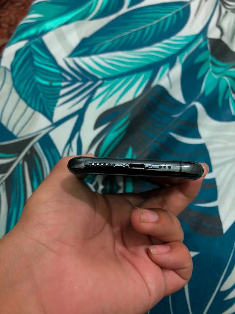 Apple iPhone 11 Pro 4