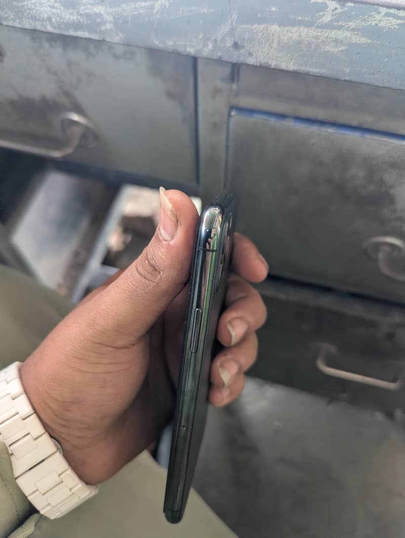 Apple iPhone 11 Pro 4