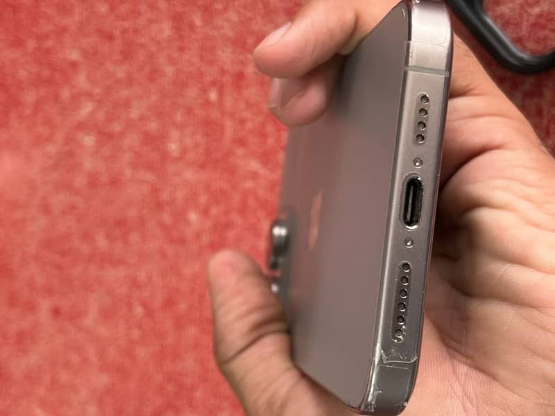 Apple iPhone 15 Pro Max 4