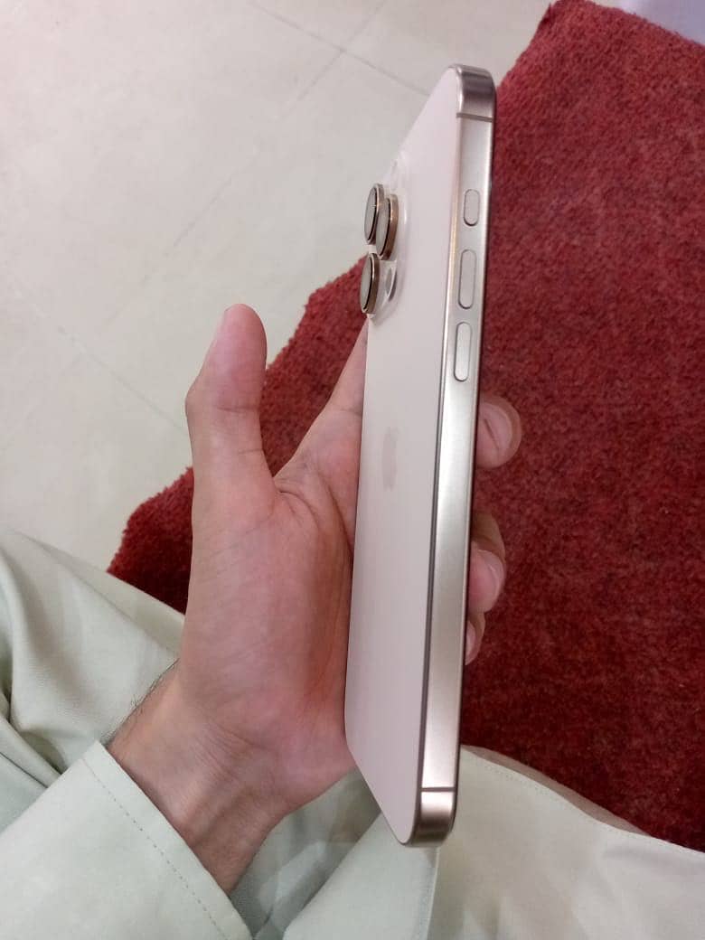 Iphone 16 pro max 3