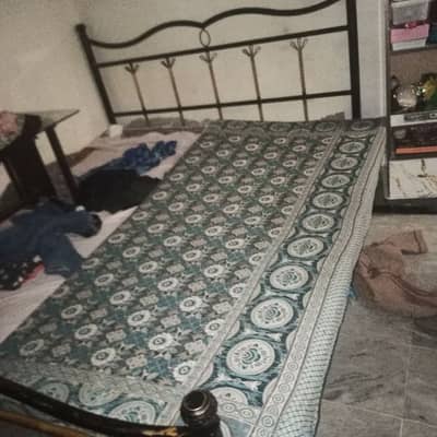 iron bed soil iron hawey good condition