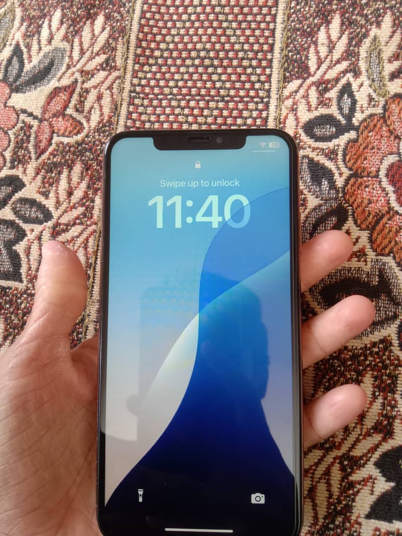 Apple iPhone XS Max 4