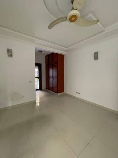Ideal Location Facing Park