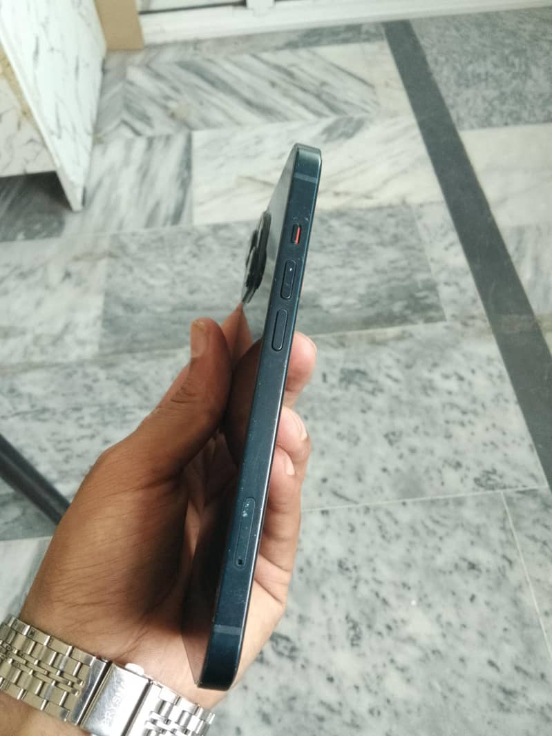 Apple iPhone 13 2