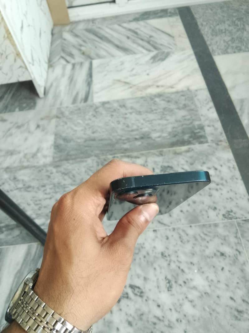 Apple iPhone 13 4
