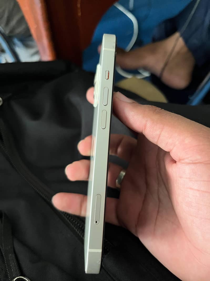 Apple iPhone 13 4