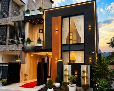 Prime Location House Of 8 Marla For sale In Central Park Housing Scheme