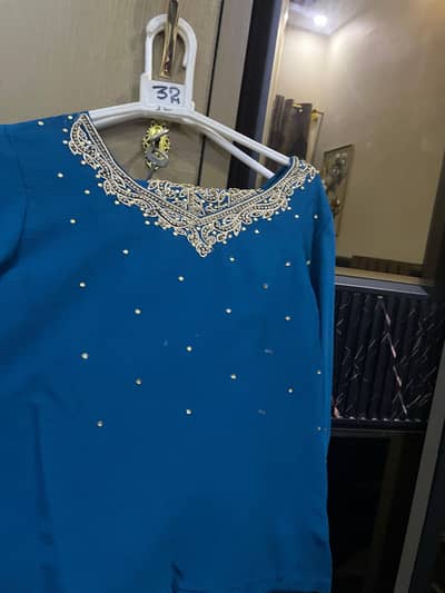 zinc color ki hai saree
