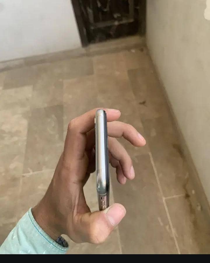 Apple iPhone X 4