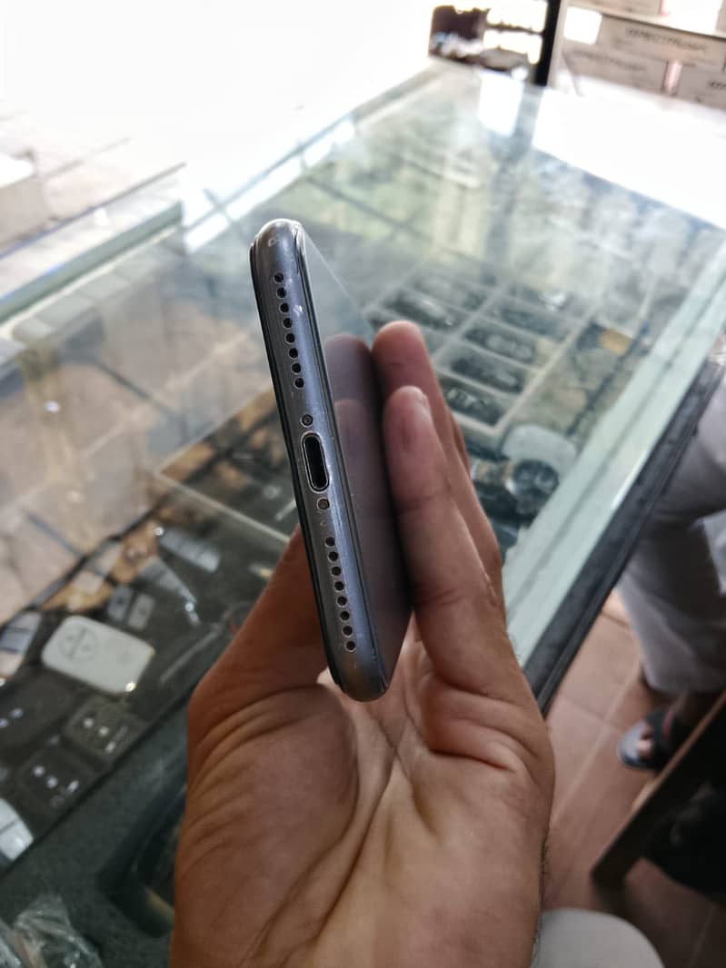 Apple iPhone 8 Plus 3