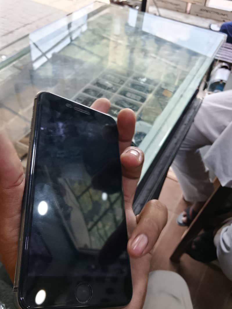 Apple iPhone 8 Plus 4