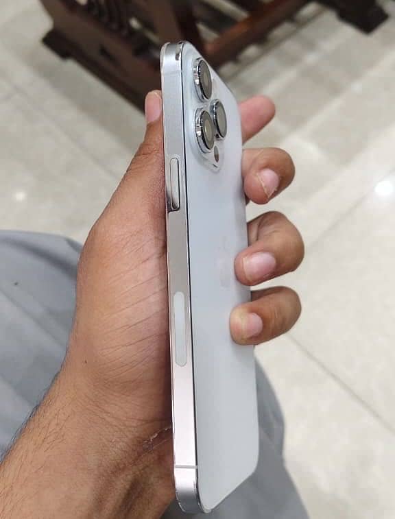 Apple iPhone 14 Pro Max 1