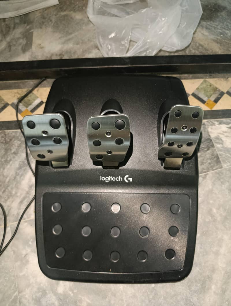 Logitech g29 Driving Simulator 4