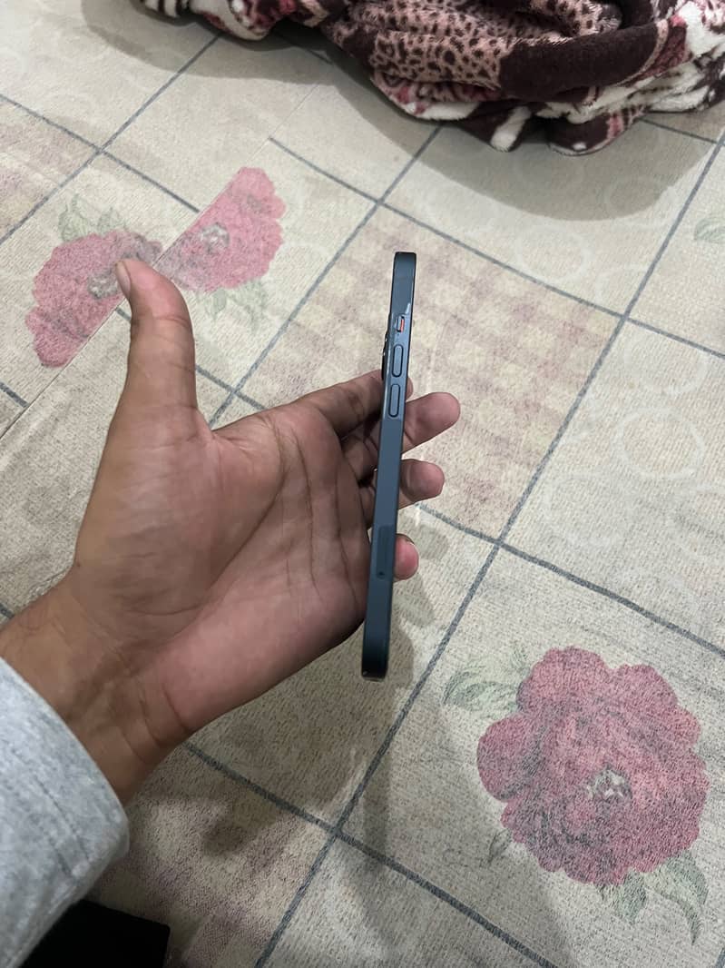 Apple iPhone 13 2