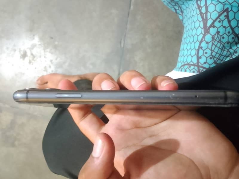 Apple iPhone 11 4