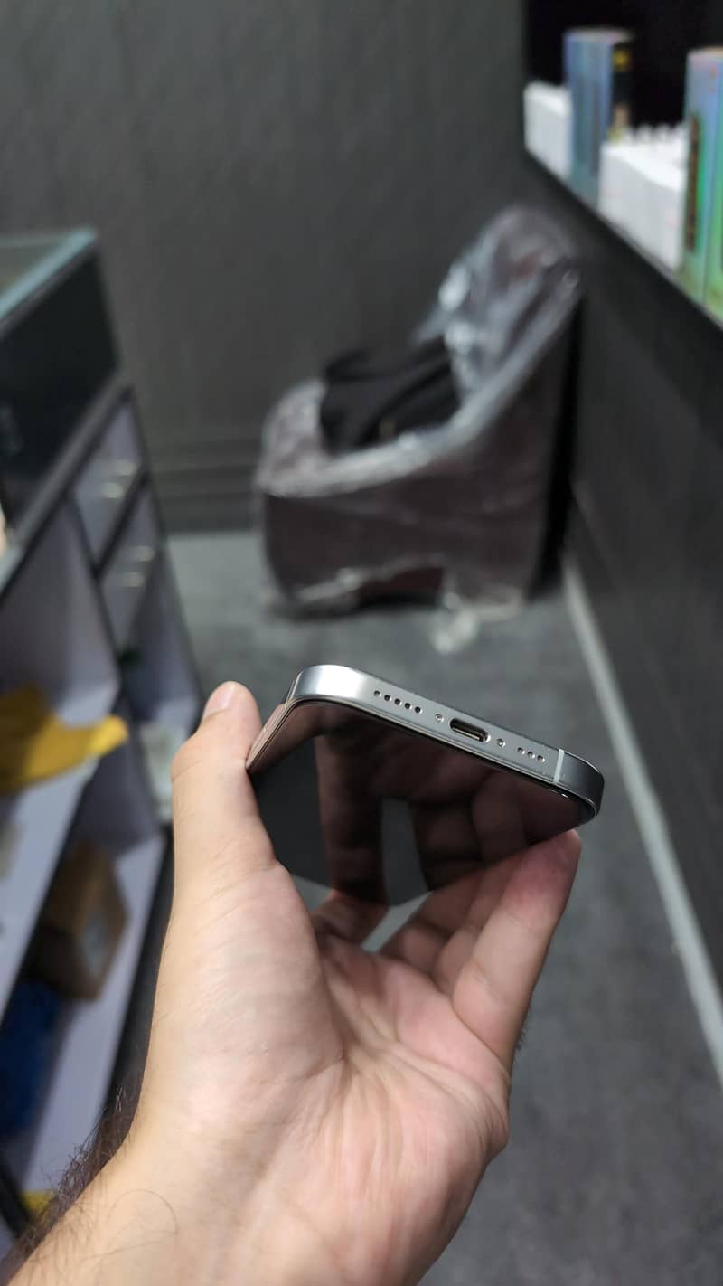 Apple iPhone 16 Pro 1