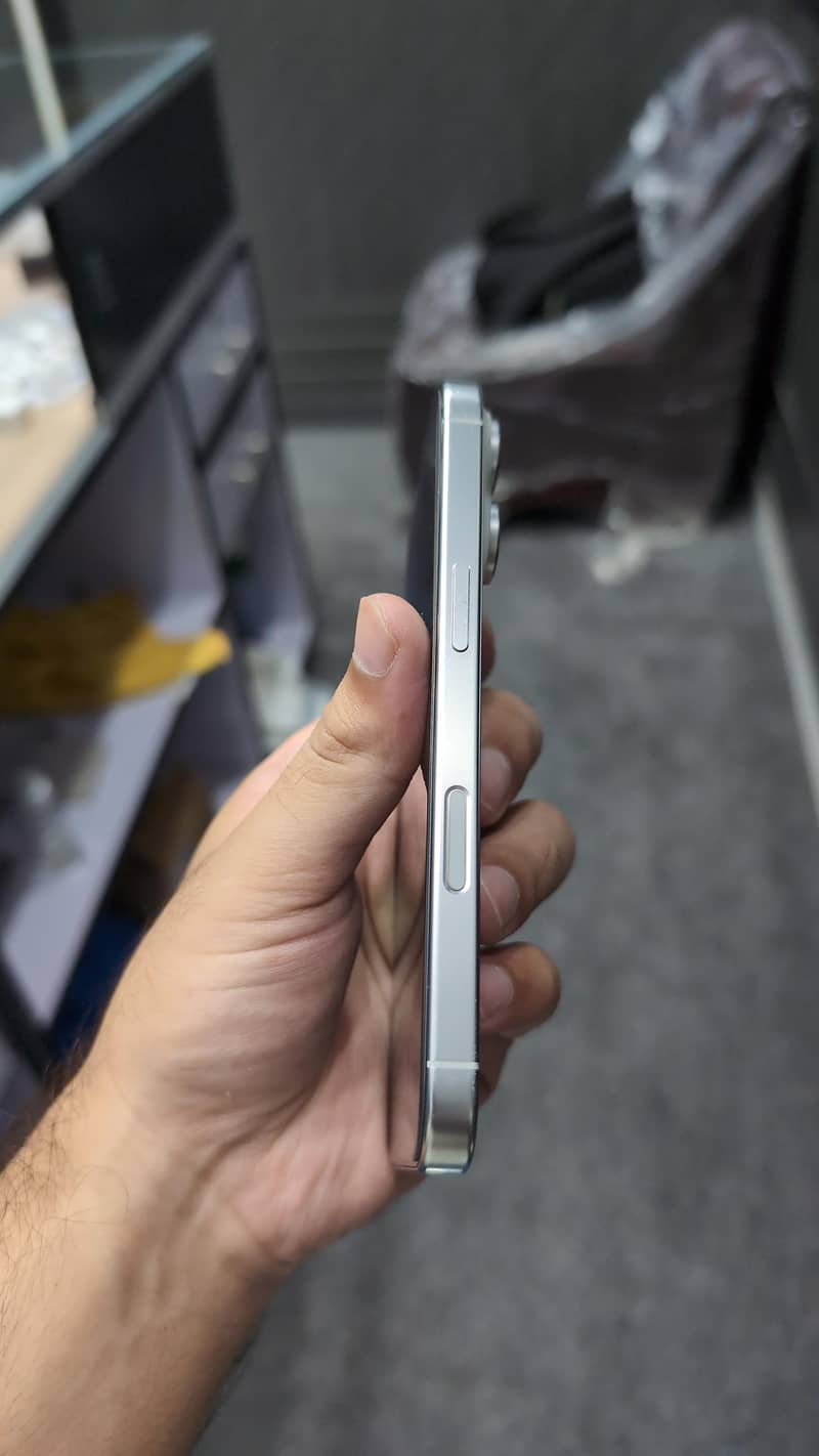 Apple iPhone 16 Pro 2