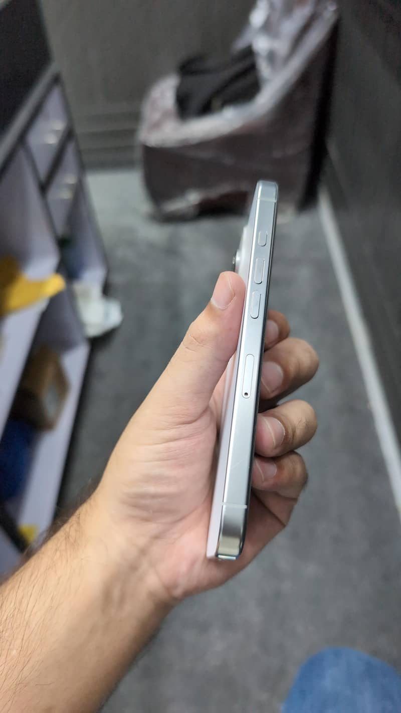Apple iPhone 16 Pro 3