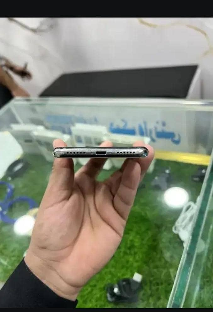Apple iPhone X 4