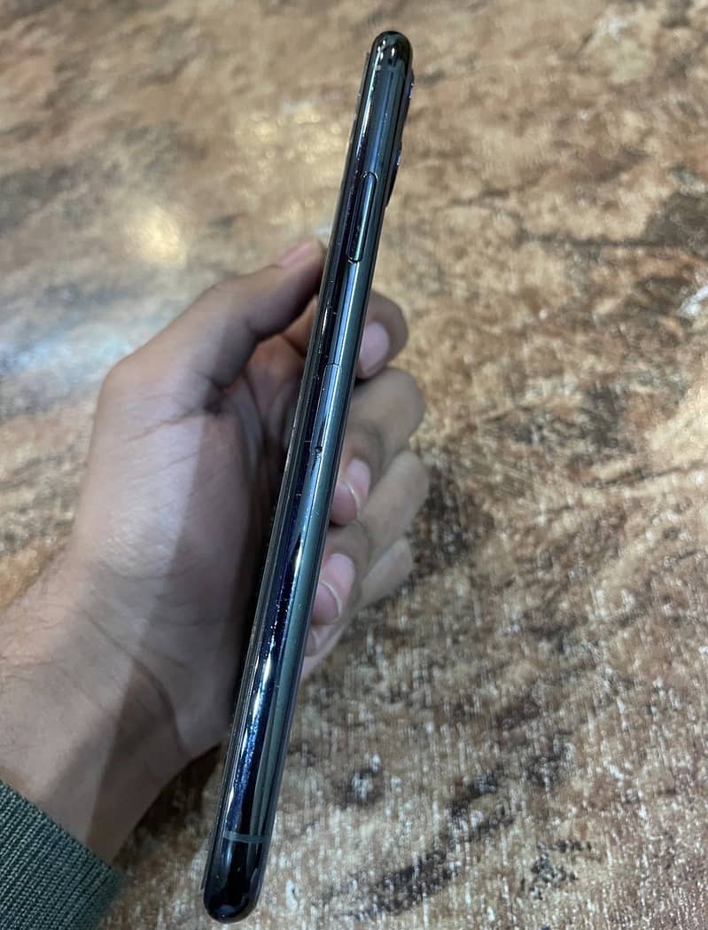 Apple iPhone 11 Pro Max 4