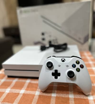 XBOX ONE S (1 TB)