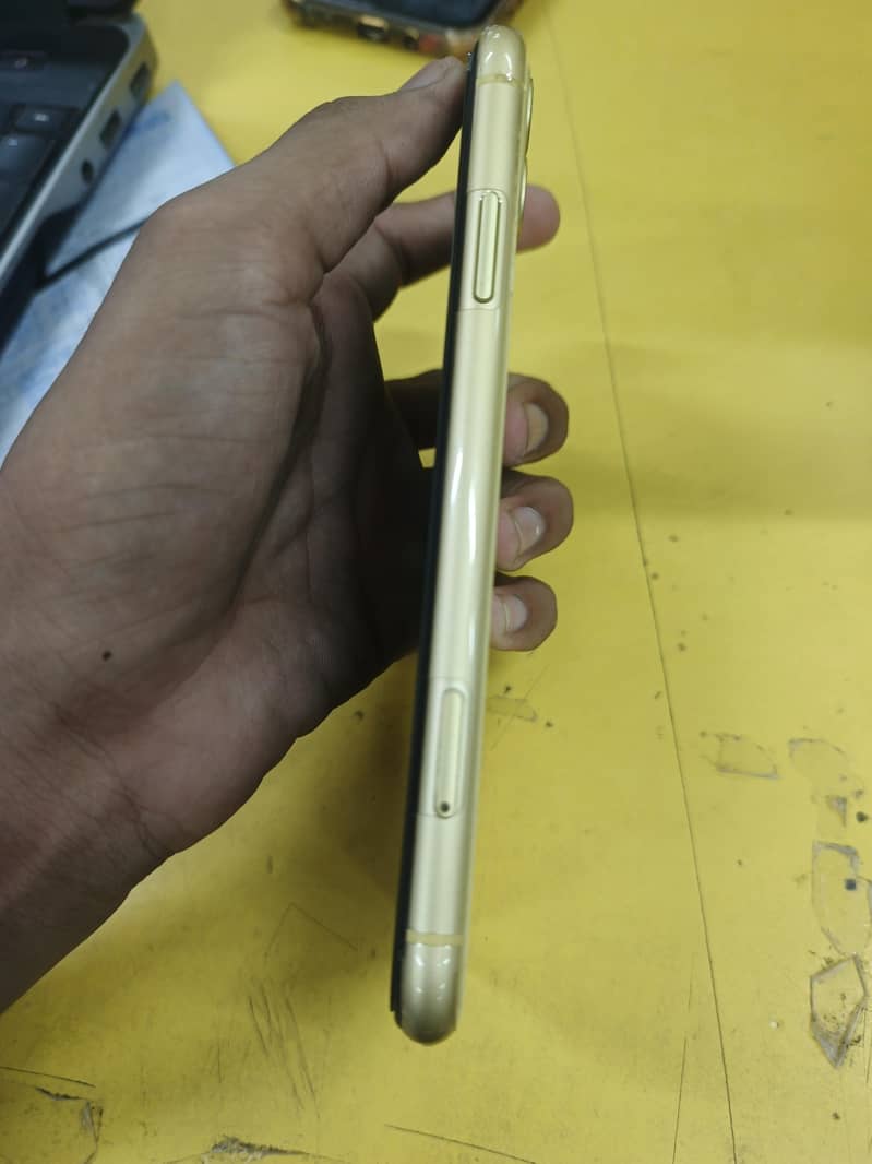 Apple iPhone 11 4