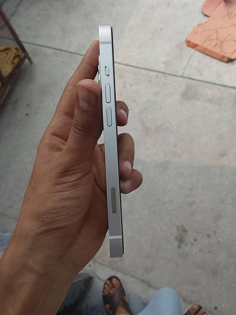 Apple iPhone 13 4