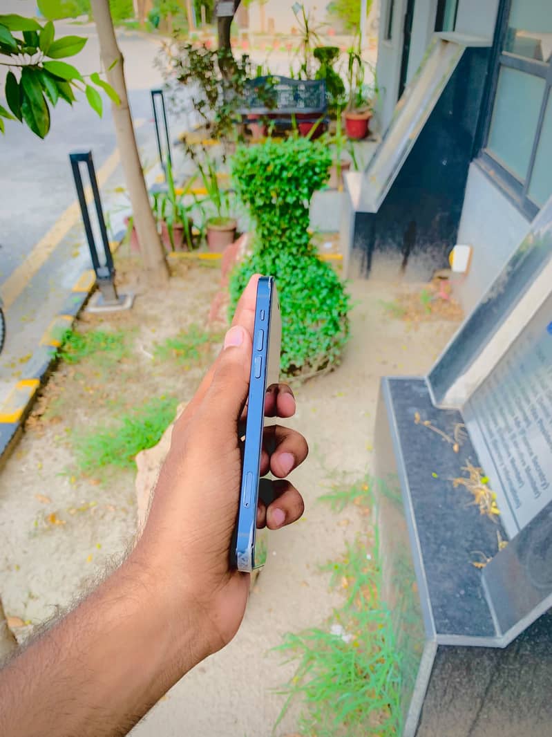 Apple iPhone 12 4