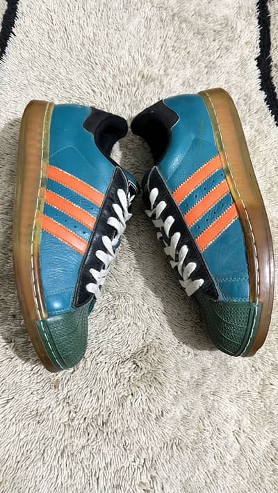 Branded shoe resonable prices different sizez