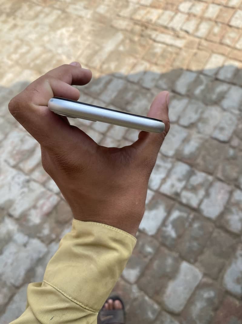 Apple iPhone 11 4