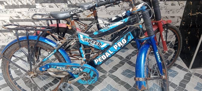 2 aik size ki cycle hain. . 8 se 10 saal k bachon k liya hai