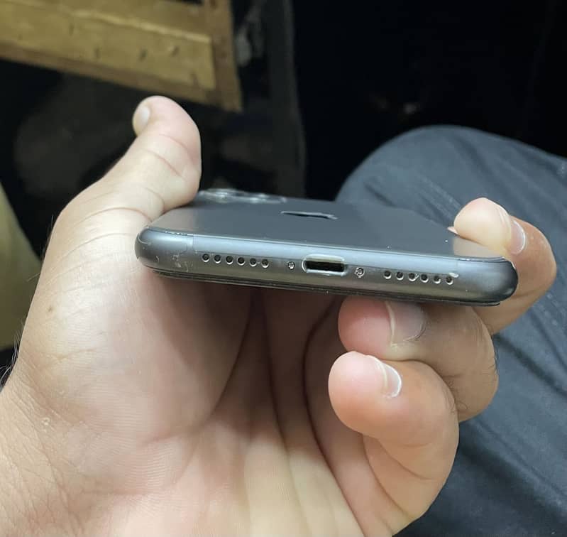 Apple iPhone 11 4