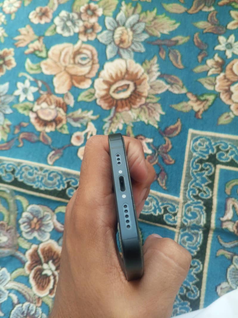 Apple iPhone 13 4