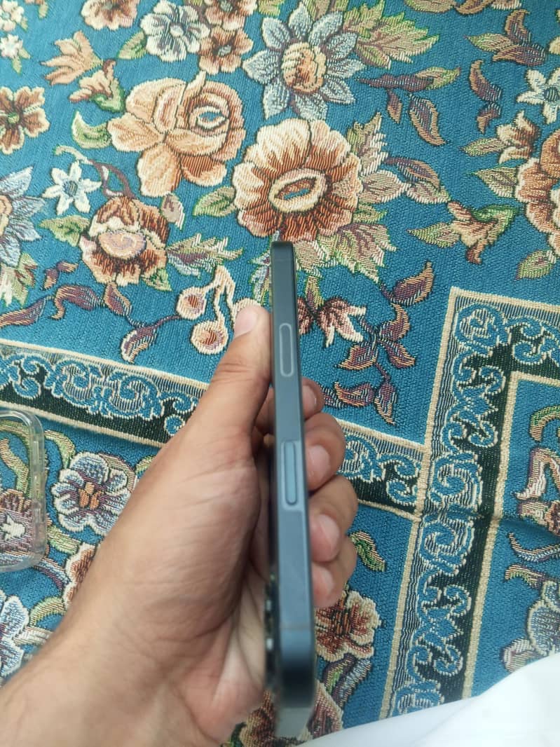 Apple iPhone 13 5