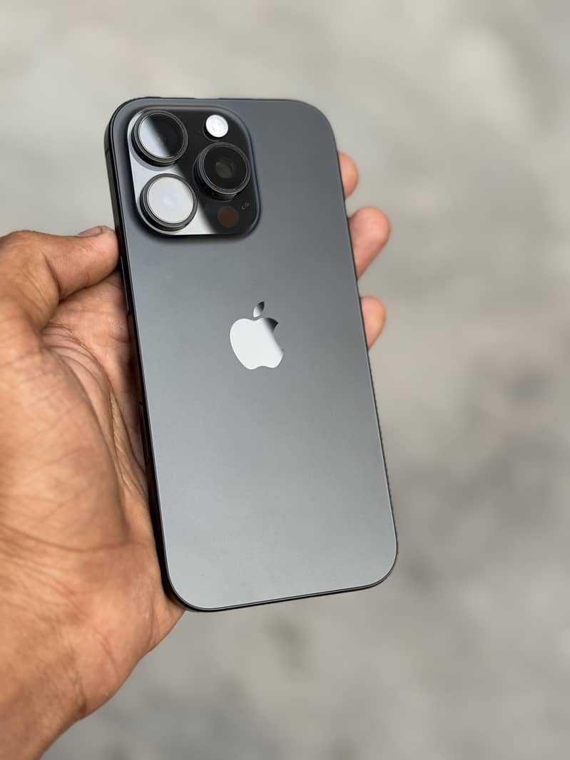 Apple iPhone 16 Pro 1