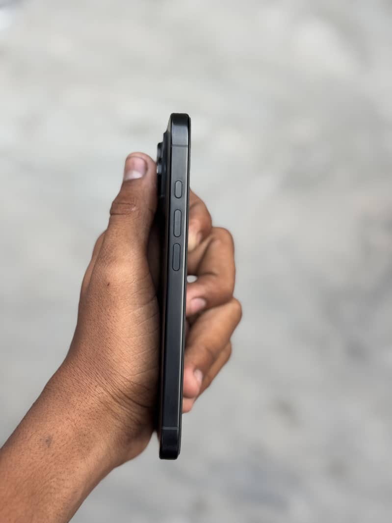 Apple iPhone 16 Pro 2