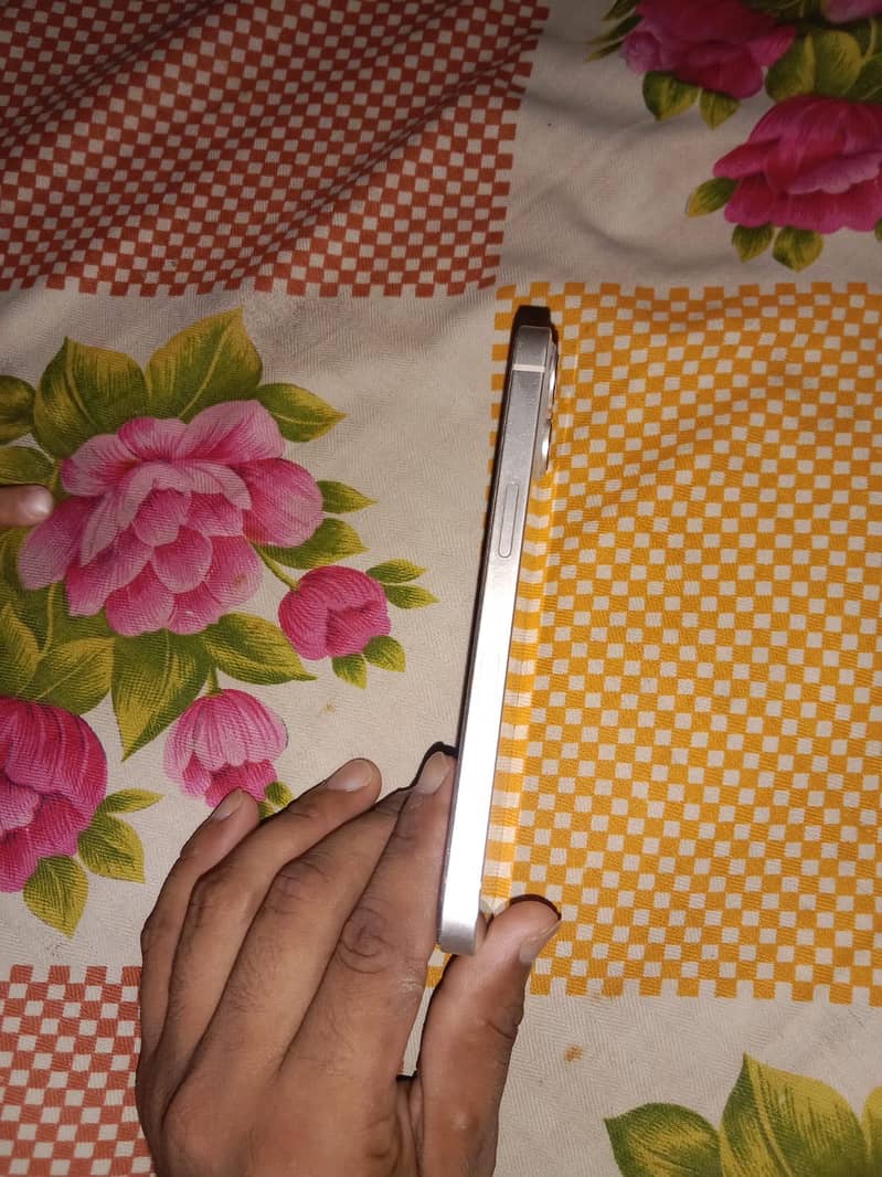 Apple iPhone 13 2