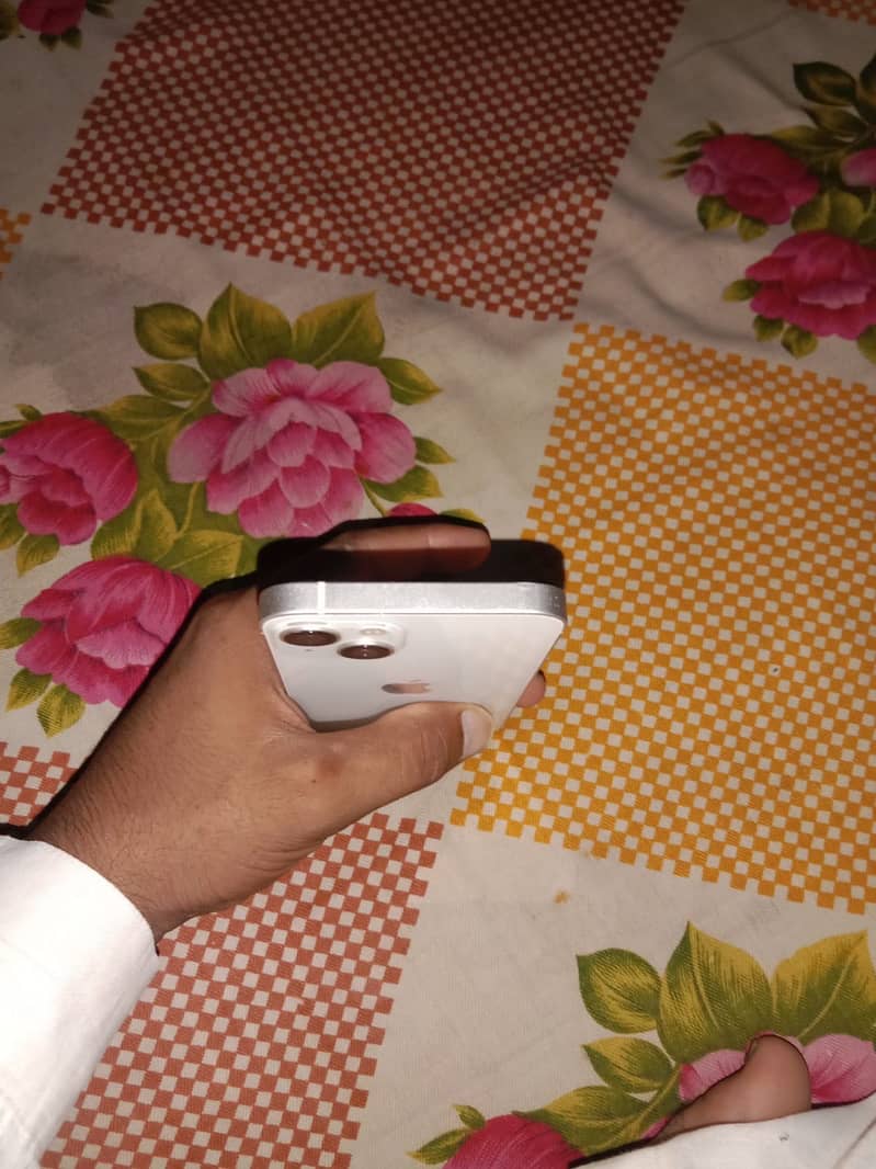 Apple iPhone 13 4