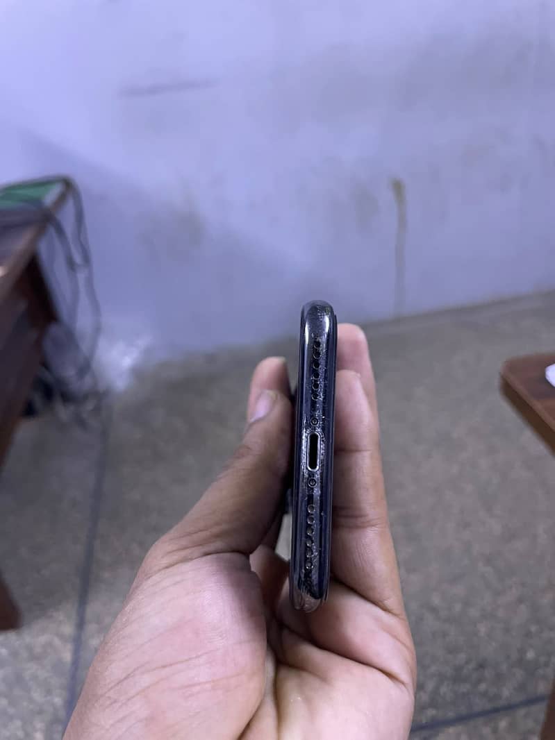 Apple iPhone X 4