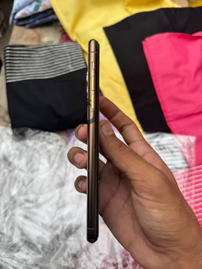 Apple iPhone 11 Pro Max 4