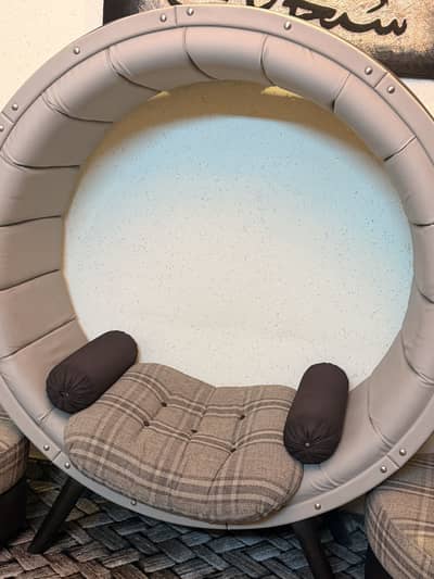 Elegant Round Barrel Chair / Accent Chair – Excellent Condition