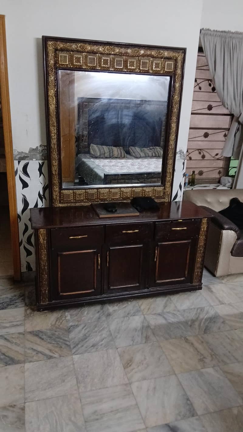 Master size bed with dressing table 0