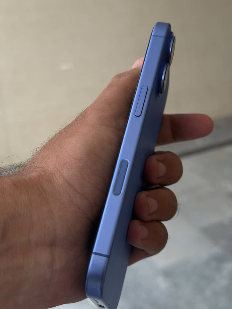 Apple iPhone 16 2