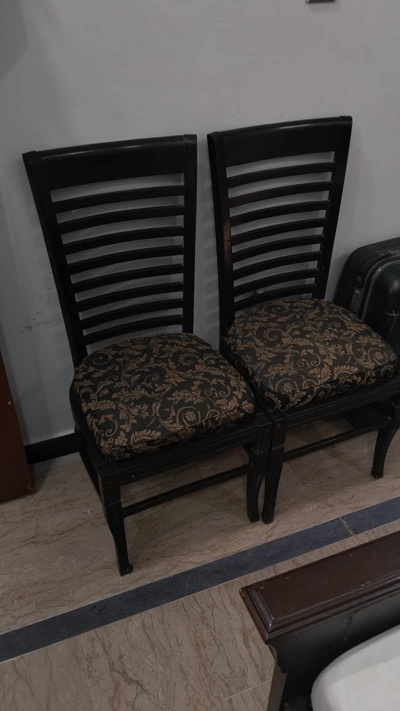 Diningtable & chairs 1