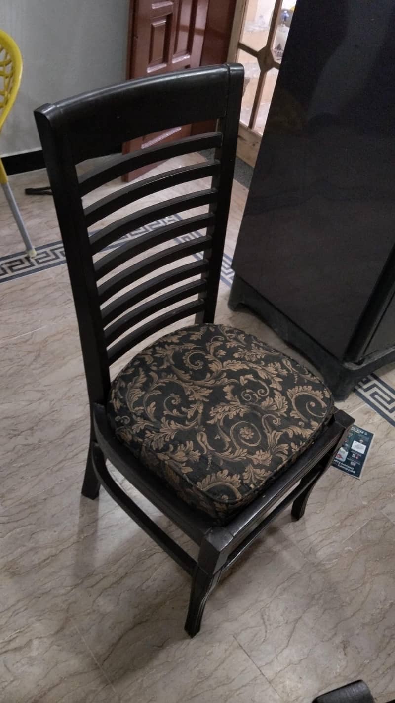 Diningtable & chairs 2